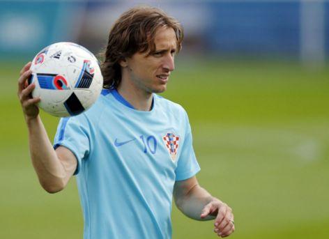 太阳报：麦克托米奈领意甲最佳球员奖，被女友透视着装抢风头